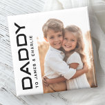 Papa naar kinder namen foto vaders dag magneet<br><div class="desc">Koelkastmagneet met je eigen foto en de tekst "Daddy" in een modern lettertype met de namen van de kinderen of andere aangepaste tekst rechts. Zwart-wit of aangepaste kleuren.</div>