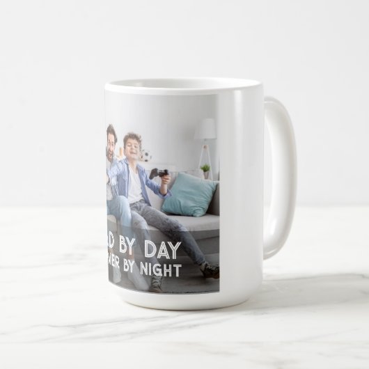 Papa-op-dag gamer bij nacht Vaderdag van zoon en v Koffiemok (Voorkant rechts)