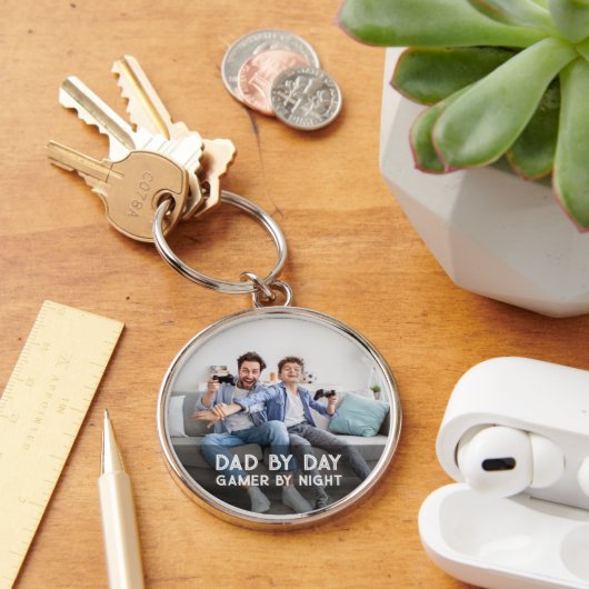 Papa-op-dag gamer bij nacht Vaderdag van zoon en v Sleutelhanger (Bureau)