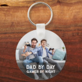 Papa-op-dag gamer bij nacht Vaderdag van zoon en v Sleutelhanger (Achterkant)