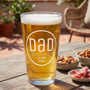 Papa Opgericht. Moderne, eenvoudige namen van kind Glas