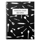 Papa pakt het keukengereedschap uit met blanco bli notitieboek (Voorkant)