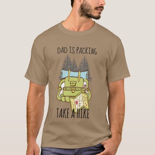 PAPA PAKT ZIJN TAS EEN STAPJE VERDER Grappige CAMP T-shirt (Voorkant)