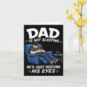 Papa slaapt niet, rust zijn ogen uit Funny Dads Kaart (Gele Bloem)