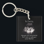 Papa te worden echo zwangerschap aankondiging sleutelhanger<br><div class="desc">Cadeau verwachtende vaders een ontroerend eerbetoon aan het vaderschap met onze "To Daddy, you can carry me now" sleutelhanger, gepersonaliseerd met een echo echogram foto. Deze Vaderdag, biedt een sentimentele aandenken die vaders in staat stelt om de anticipatie en opwinding voor hun eerste baby te dragen waar ze ook gaan...</div>