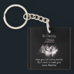 Papa te worden echo zwangerschap aankondiging sleutelhanger<br><div class="desc">Cadeau verwachtende vaders een ontroerend eerbetoon aan het vaderschap met onze "To Daddy, you can carry me now" sleutelhanger, gepersonaliseerd met een echo echogram foto. Deze Vaderdag, biedt een sentimentele aandenken die vaders in staat stelt om de anticipatie en opwinding voor hun eerste baby te dragen waar ze ook gaan...</div>