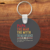 Papa The Man The Myth The Bad Influence He Knows E Sleutelhanger (Voorkant)
