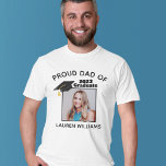 Papa van Afstuderen Foto Aangepast Afstuderen Jaar T-shirt<br><div class="desc">Gepersonaliseerde trotse vader van een afstuderen T-shirt uit 2025 met de aangepaste foto en naam van uw eigen senior student. Voorzien van een leuke afstudeerdop op de foto. Deze t - shirts zijn ideaal voor een afstuderen ceremonie. Show iedereen je seniorfoto.</div>
