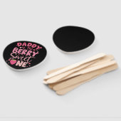 Papa van de bes Sweet One Aardbei Verjaardag Handwaaier (Niet-gemonteerd)