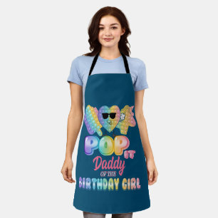 Papa van de 'Birthday' Pop die het 'Girl Bday' leu Schort