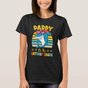 Papa van de familie van de haaiensterfte die de ge t-shirt