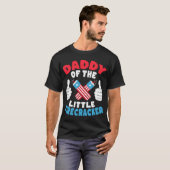 Papa van de kleine Firecracker vader op 4 juli T-shirt (Voorkant volledig)