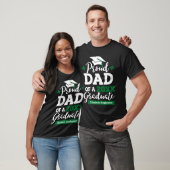 Papa van een afstuderen zwarte groene pet uit 2023 t-shirt (Unisex)