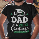 Papa van een afstuderen zwarte groene pet uit 2023 t-shirt<br><div class="desc">Viel het afstuderen van uw zoon of dochter met dit moderne t-shirt met een "Proud DAD of a 2023 Afstuderen"-typografie in zwart-wit; pas dit t-shirt eenvoudig aan met het afstuderen jaar en de naam van de afstuderen door de velden van de sjabloon te bewerken.</div>