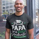 Papa van groep 2023 afstuderen familiecorrelatie t-shirt<br><div class="desc">Viel het afstuderen van uw zoon of dochter met dit moderne t-shirt met een "Proud PAPA van 2023 Afstuderen"-typografie in wit en groen; pas dit t-shirt gemakkelijk aan met het afstuderen jaar en de naam van de afstuderen door de velden van de sjabloon te bewerken.</div>