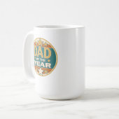 Papa van het Jaar Retro Badge - Vaderdag Gift Koffiemok (Voorkant links)