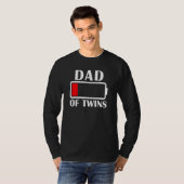 Papa van tweelingen Lage batterij Twin Papa T-shirt (Voorkant volledig)