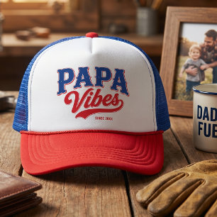 Papa Vibes Rood Blauw Retro Trucker Design Pet