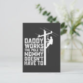 Papa werkt op de paal zodat mama dat niet hoeft uitnodiging briefkaart (Staand voorkant)