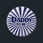 Papa wordt ronde button 5,7 cm<br><div class="desc">Papa om voor vaders dag te zijn Omhels de reis, een binnenkort te zijn vader wacht, zijn hart een doek geschilderd met verwachting. Laten we deze Vaderdag de charme van het vaderschap vieren, herinneringen weven in retrotinten. Voor alle aanstaande vaders, die met trots hun rol opgaan, eren we de papa-geest...</div>