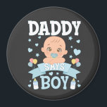 Papa zegt jongen zwangerschap roze of blauwe cirke magneet<br><div class="desc">Papa zegt jongen zwangerschap roze of blauw grappig geslacht onthullen Baby shower matching familie Baby grappig ontwerp geschenk cirkel magneet klassiek Collectie.</div>