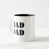 Papa zwart-wit moderne typografie cool tweekleurige koffiemok (Voorkant links)