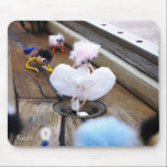 Paparazzi bij Fubby op rooster. Muismat<br><div class="desc">Bekende pose na gespeeld door een fubby poppetje. Iconisch beeld dat paparazzi fotografen haar vastleggen met stigma waarin haar sexy vrouwelijkheid word uitgebuit. De Fubby is ontstaan in mijn hoofd. Als hersenspinsel ontstond een grappig volkje dat niet genoeg had aan fantasie maar echt tot leven wilde komen en vastgelegd op...</div>