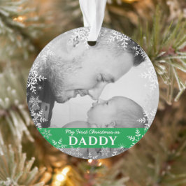 Papa's Eerste Kerstdagen Sneeuwvlokken op groene f Ornament