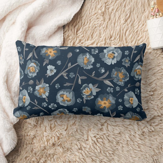 Papavers blauw grijs bloemmotief kussen (Poppies Blue Gray Floral Pattern Lumbar Pillow from Studio Posies.)