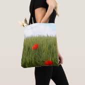 Papavers in een All-Over-Print Canvas tas van Whea (Dichtbij)