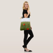 Papavers in een All-Over-Print Canvas tas van Whea (Op model)
