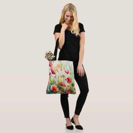 Papavers in een veld tote bag (Op model)