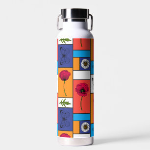 Papavers in kleurrijke dozen waterfles