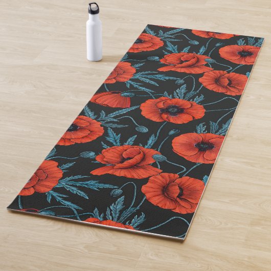 Papavers, rood en blauw op zwart yogamat (In situ)