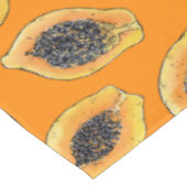 Papaya plakjes op sinaasappel tafelkleed (Gekanteld)