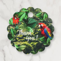 Papegaai scharlaken ara in oerwoud met bloemetjes