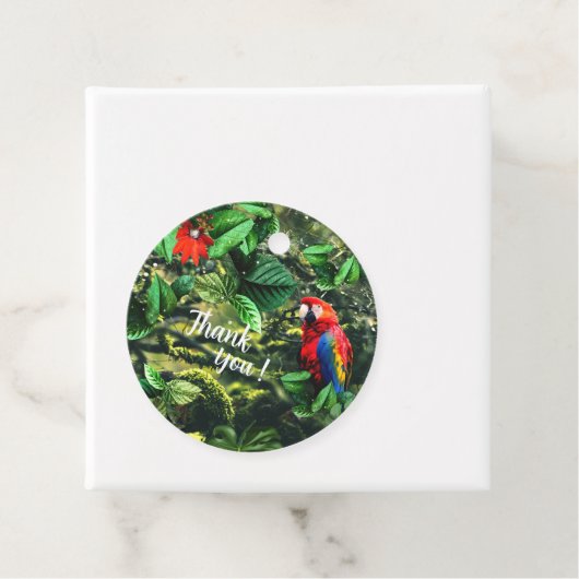 Papegaai scharlaken ara in oerwoud met bloemetjes bedankjes labels (In situ)