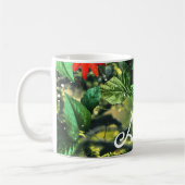 Papegaai scharlaken ara in oerwoud met bloemetjes koffiemok (Links)