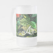 Papegaai scharlaken ara in oerwoud met bloemetjes matglas bierpul (Voorkant links)