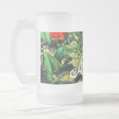 Papegaai scharlaken ara in oerwoud met bloemetjes matglas bierpul (Links)