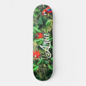Papegaai scharlaken ara in oerwoud met bloemetjes persoonlijk skateboard (Voorkant)