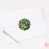 Papegaai scharlaken ara in oerwoud met bloemetjes ronde sticker (Envelop)