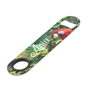 Papegaai scharlaken ara in oerwoud met bloemetjes speed flessenopener