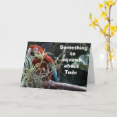 PAPEGAAI ZEGT: "IETS OM OVER TE KRIJSEN TWEELING" KAART (Gele Bloem)