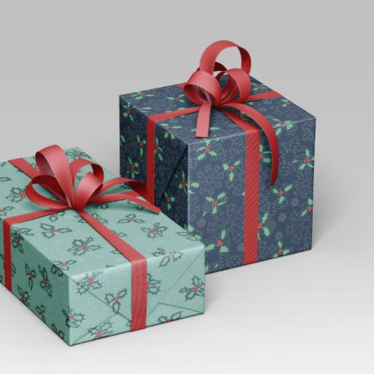 Papel navideño con copos de nieve y acebo cadeaupapier