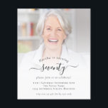 PAPER Fotoscript 70th Birthday Party Invitation Flyer<br><div class="desc">Een voordelig PAPIER (geen kaart) alternatief ZONDER ENVELOPES bij KLEINERE grootte van 4, 5 x 5, 6 inch en tegen een budgetprijs. (Standaard A6-enveloppen zijn het dichtstbijzijnde formaat dat geschikt is). Fotoscript 70th Birthday Party Invitation. Een minimalistisch, volledig aanpasbaar ontwerp voor zeventig of een verjaardagsfeestje, vervang de voorbeeldfoto gewoon door...</div>