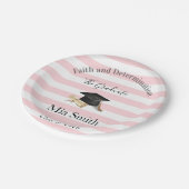 Paper Plates, Pink & White Stripe Graduate 2026 Papieren Bordje (Gekanteld)