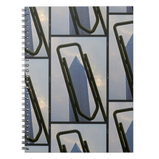 Paperclip en wolkenkrabber notitieboek