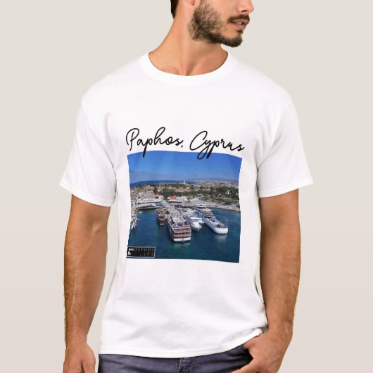 Paphos Harbour boten en vuurtoren T-shirt (Voorkant)