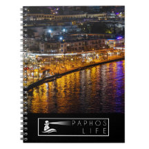 Paphos kust 's nachts, drone uitzicht